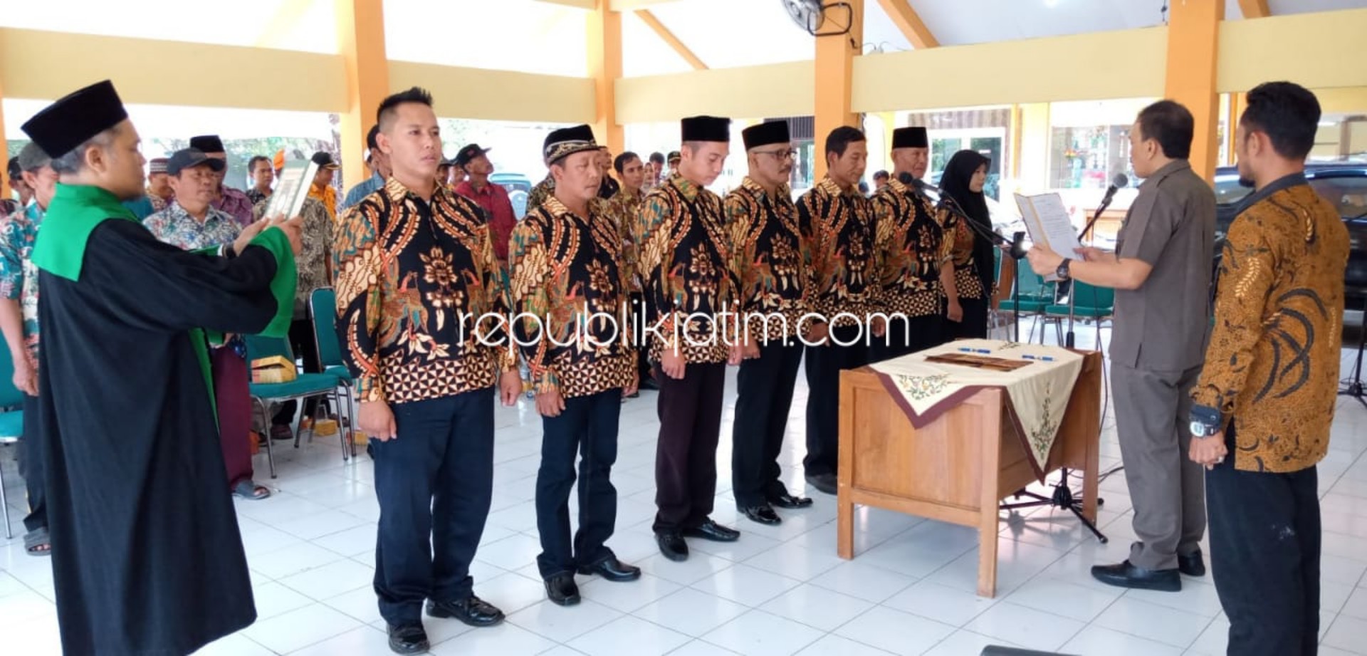 LANTIK - Camat Jabon, M Aziz Muslim mengambil sumpah, janji dan penandatangan SK jabatan anggota BPD Desa Kedungrejo, Kecamatan Jabon, Sidoarjo, Selasa (26/11/2019).