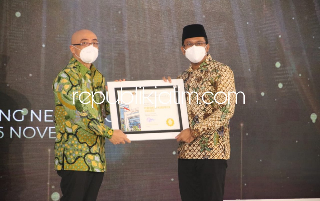 PENGHARGAAN - Bupati Sidoarjo Ahmad Muhdlor Ali (Gus Muhdlor) menerima Piagam Penghargaan BKN Award 2021 dari Kepala BKN Bima Haria Wibisana di Gedung Negara Grahadi, Surabaya, Jumat (26/11/2021). 