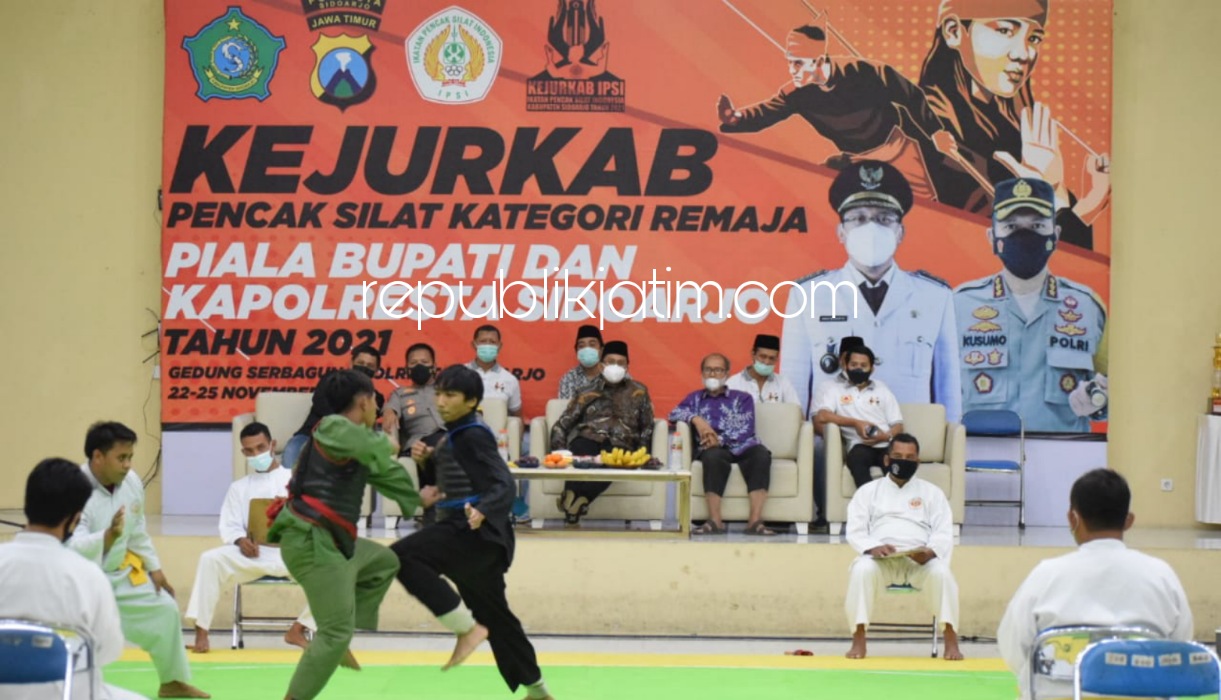 KEJURKAB - Bupati Sidoarjo, Ahmad Muhdlor Ali ( Gus Muhdlor) dan Kapolresta Sidoarjo, Kombes Pol Kusumo Wahyu Bintoro menyaksikan puncak pertandingan pencak silat di Gedung Serbaguna Polresta Sidoarjo, Kamis (25/11/2021) malam.