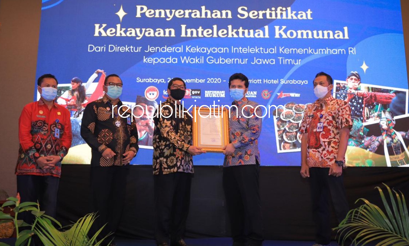 KIK - Wagub Jatim, Emil Listianto Dardak memberi paparan di acara seminar bertajuk Kekayaan Intelektual Komunal (KIK) Sebagai Pendorong Ekonomi Bangsa yang diselenggarakan Kanwil Kemenkumham Jatim, di Hotel JW Marriott, Surabaya, Kamis (26/11/2020).