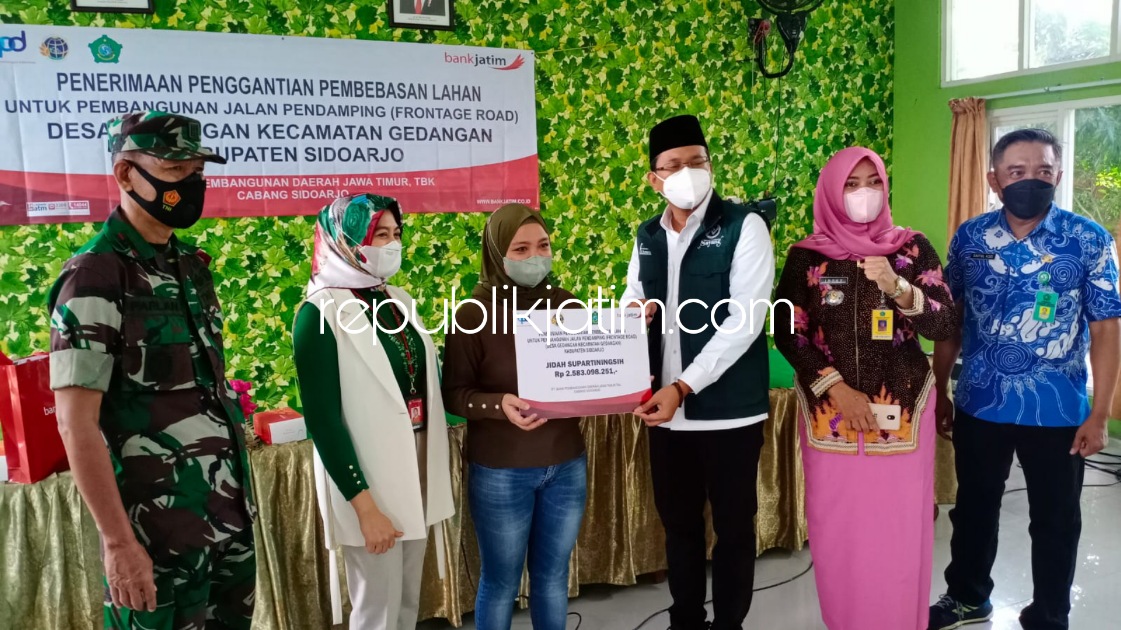 PENCAIRAN - Bupati Sidoarjo, Ahmad Muhdlor Ali saat menyerahkan pencairan pembayaran pembebasan lahan secara simbolis kepada pemilik lahan di Kantor Kecamatan Gedangan, Sidoarjo, Kamis (25/11/2021) sore. 