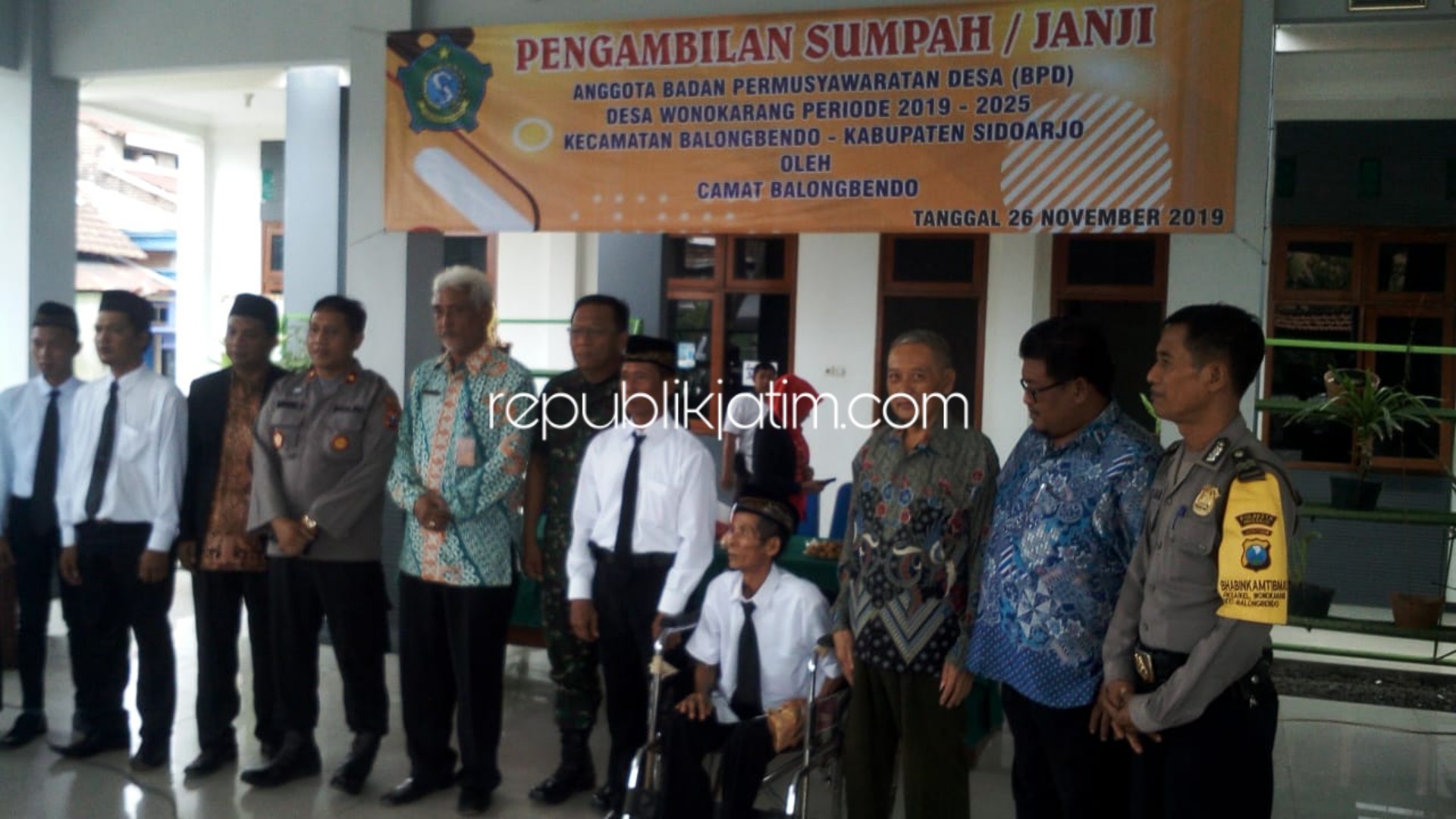 DILANTIK - Lima anggota BPD Wonokarang, Kecamatan Balongbendo, Sidoarjo dilantik Camat Balongbendo, Puguh Santoso di kantor balai desa setempat, Selasa (26/11/2019).