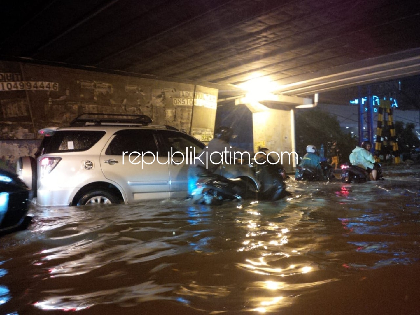 BANJIR - Genangan air banjir hingga setinggi 1 meter di JL Raya Jati tepat dibawah tol Sidoarjo atau di depan Lippo Mall Plaza membuat sejumlah kendaraan yang memaksa menerobos mogok, Minggu (25/11/2018) malam.