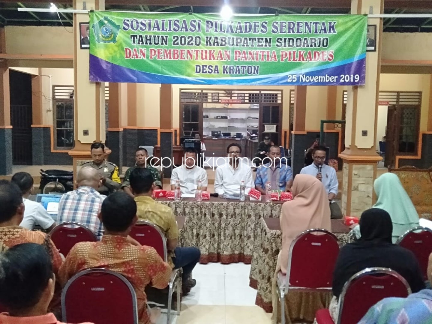 SOSIALISASI - Camat Krian, Agus Maulidy didampingi Ketua BPD Kraton, Kecamatan Krian, Anang Hariono dan Pj Kades Kraton saat sosialisasi Pilkades Serentak dan Pembentukan Panitia Pilkades di balai desa setempat, Senin (25/11/2019) malam.