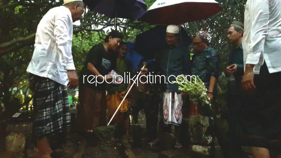 PASTIKAN - Pengasuh Pesantren Modern Bumi Shalawat, Desa Lebo, Sidoarjo, KH Agoes Ali Masyhuri ikut menyaksikan makam yang diyakini cucu Sunan Giri di Tempat Pemakaman Umum (TPU) Desa Wonokasihan, Kecamatan Wonoayu, Sidoarjo, Selasa (23/11/2021) petang.