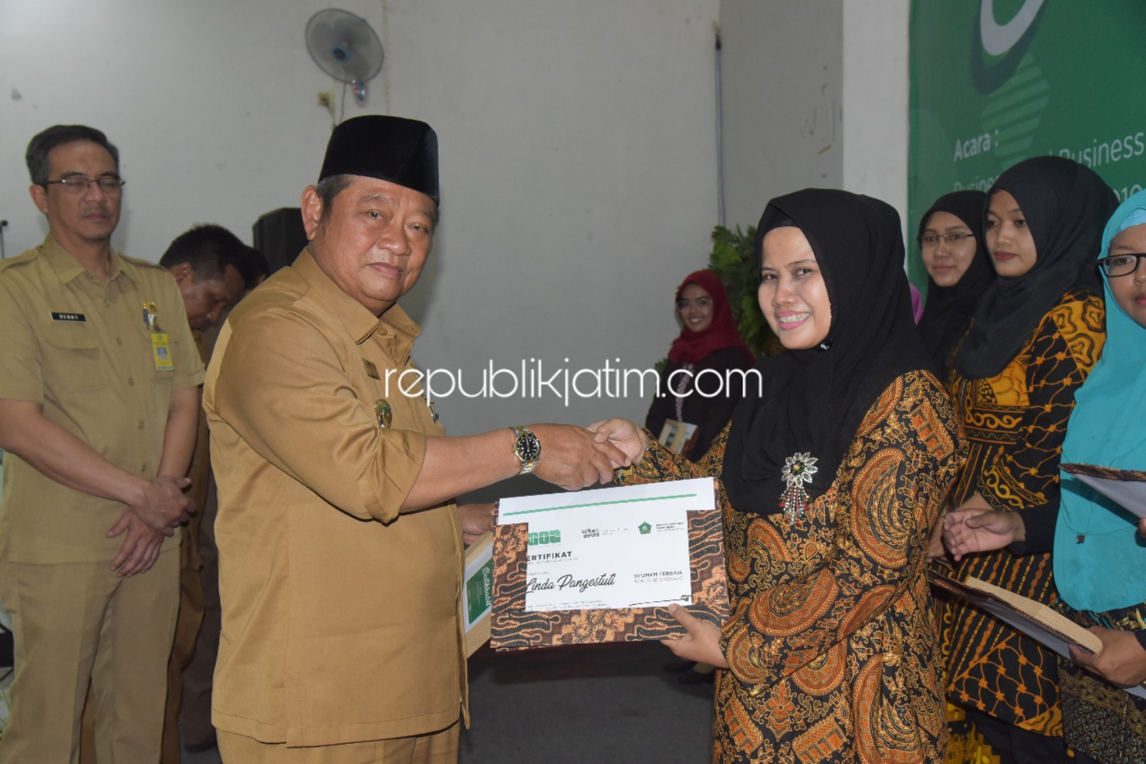 WISUDA - Bupati Sidoarjo, Saiful Ilah mewisuda 1.000 wirausaha baru Sidoarjo yang diselenggarakan di Warung Ganjaran, Jati, Sidoarjo, Senin (25/11/2019) sore.