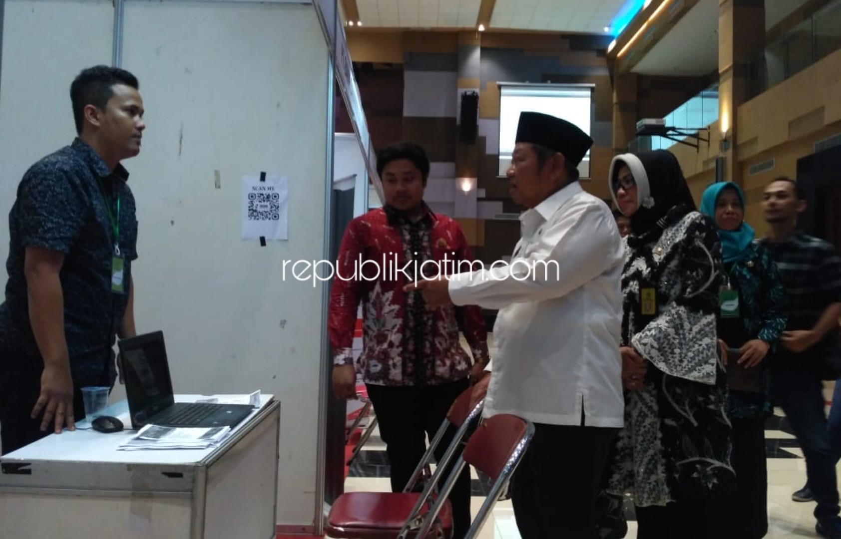 BKT - Bursa Kerja Terbuka (BKT) yang digelar Disnasker Pemkab Sidoarjo di Mall Pelayanan Publik (MPP) diserbu sekitar 5.000 pencari kerja dengan jumlah lowongan 1.222 formasi dari 66 perusahaan yang ikut bursa kerja itu, Rabu (27/11/2019).