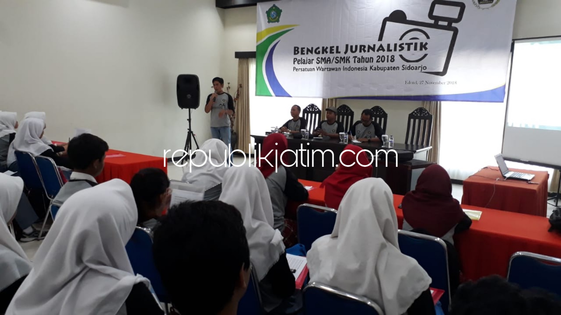 PELATIHAN - Sebanyak 54 pelajar setingkat SMA dan SMK di Sidoarjo mengikuti acara Bengkel Jurnalistik yang digelar pengurus PWI Sidoarjo di Edotel SMKN 1 Buduran, Sidoarjo, Selasa (27/11/2018).