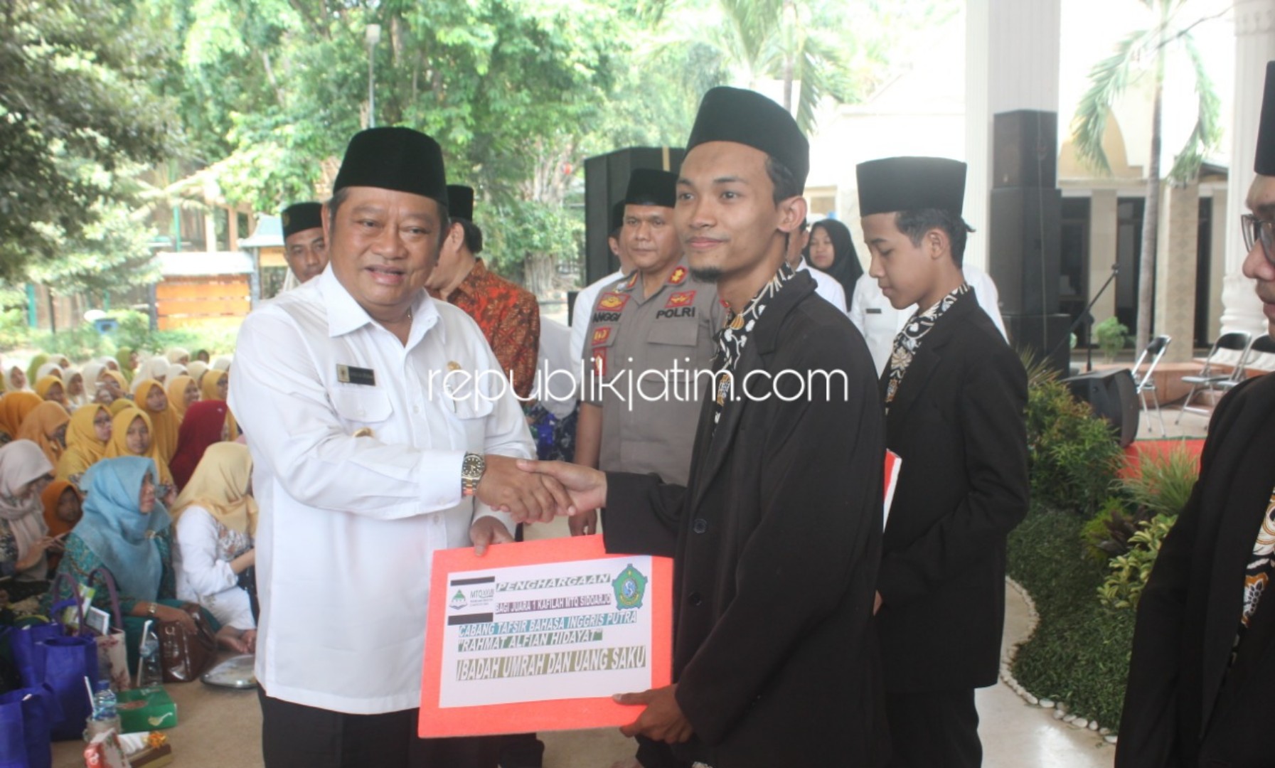 HADIAH - Bupati Sidoarjo, Saiful Ilah memberi hadiah Umroh kepada juara pertama Kafilah MTQ saat pengajian peringatan Maulid Nabi Muhammad SAW di Pendopo Delta Wibawa, Rabu, (27/11/2019).