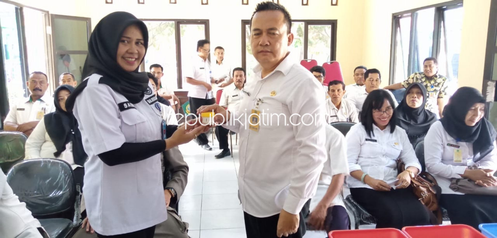 TES URINE - Camat Porong, Murtadho (kanan) dan Kasi P2M BNN Sidoarjo, AKP Siti Saida simbolis menyerahkan botol tes urine, Rabu (27/11/2019).