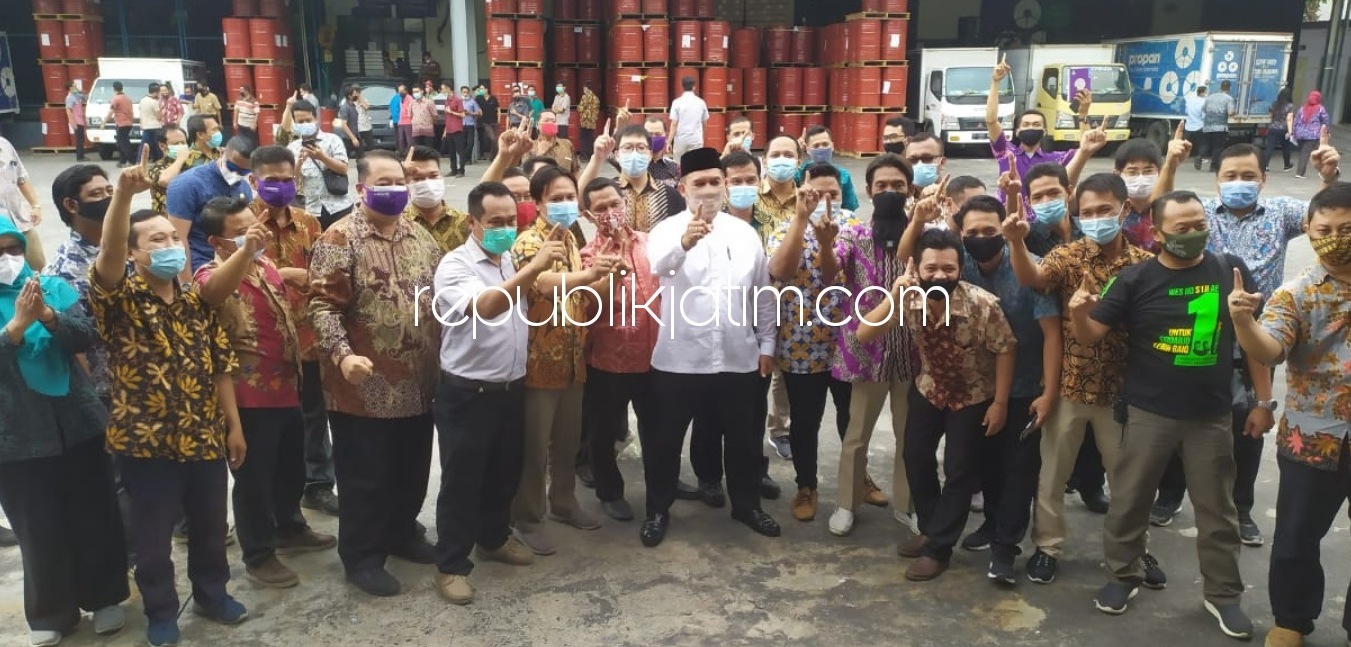 SAMBUT - Cabup Sidoarjo, Bambang Haryo Soekartono (BHS) mendapat sambutan hangat dari para jajaran manajemen dan karyawan PT Propan Jaya di JL Raya Banjarkemantren, Kecamatan Buduran, Sidoarjo saat datang ke perusahaan cat itu, Jumat (27/11/2020).