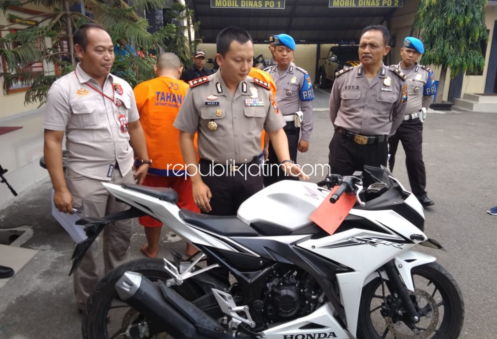 BUKTI - Kapolres Ponorogo, AKBP Arief Fitrianto menunjukkan barang bukti yang digelapkan tersangka DP (20) dan pembeli motor hasil penggelapan, AH (26) warga Dusun Banjarsari Lor, Desa Banjarejo Kecamatan Rejotangan, Tulungagung, Rabu (27/11/2019).