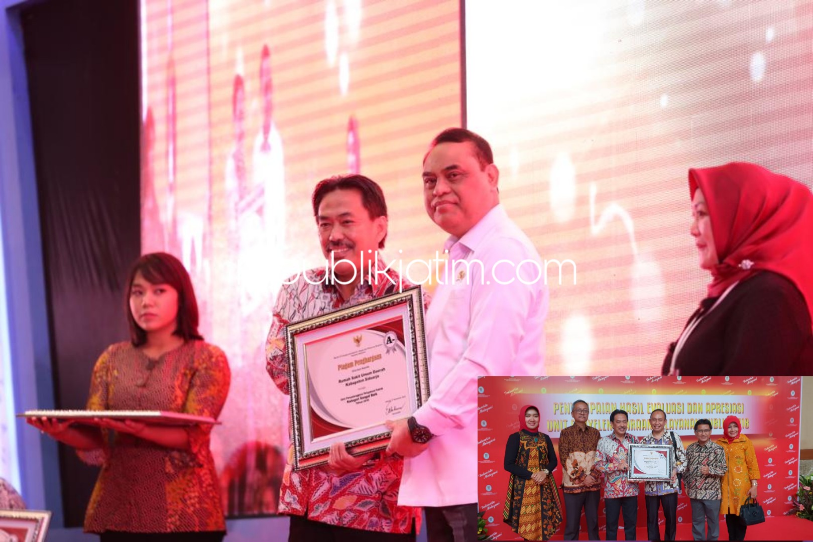 PENGHARGAAN - Wabup Sidoarjo, Nur Ahmad Syaifuddin menerima penghargaan penyelenggaraan pelayanan publik kategori sangat baik untuk RSUD Sidoarjo dari Menpan RB Syafruddin di Balai Kartini, Jakarta, Selasa (27/11/2018).