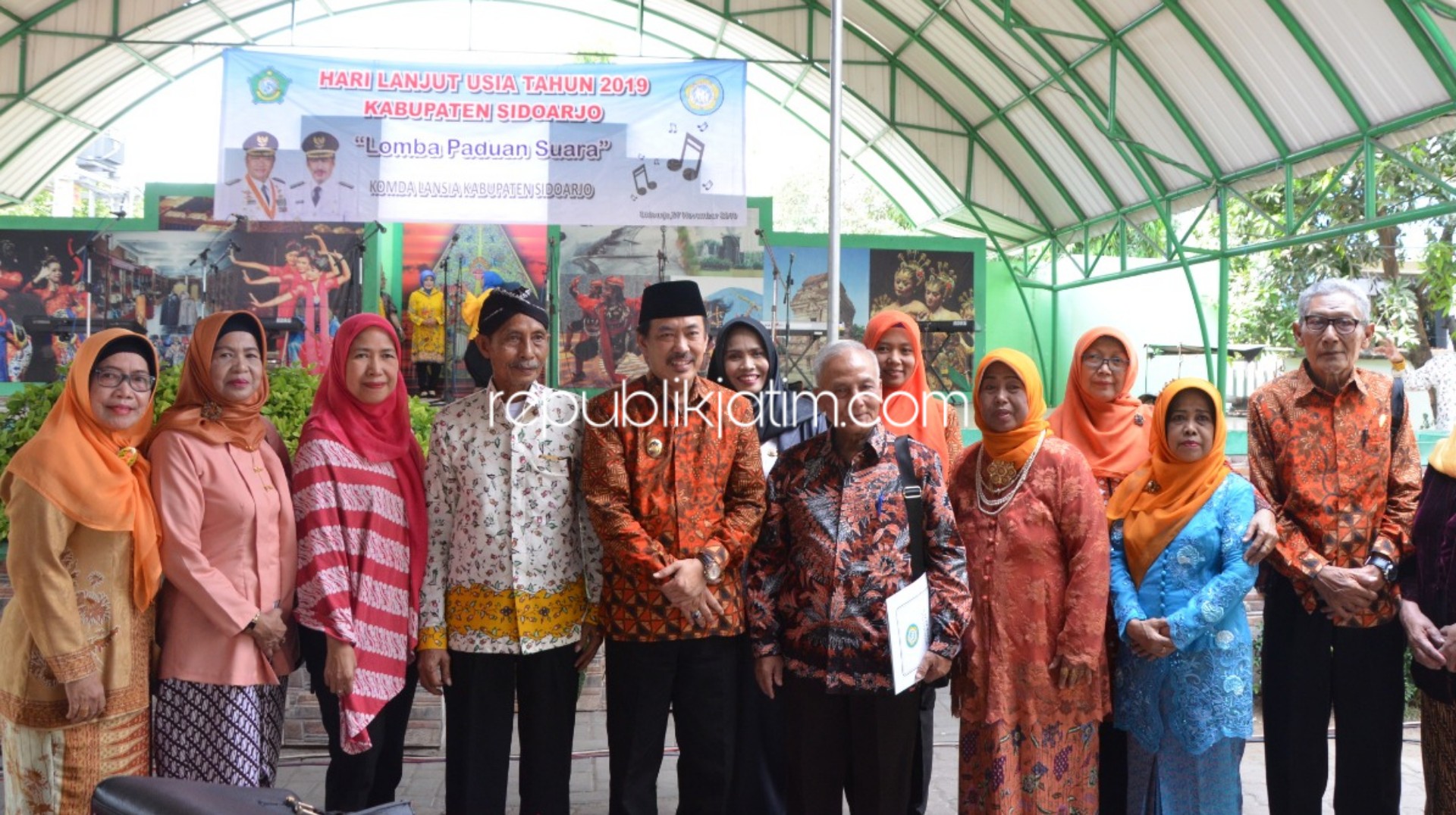 LOMBA - Wakil Bupati Sidoarjo, Nur Ahmad Syaifuddin sebagai Ketua Komda Lansia Sidoarjo.memberikan motivasi saat menghadiri Lomba Paduan Suara di Pendopo Disporapar Pemkab Sidoarjo, Rabu (27/11/2019).