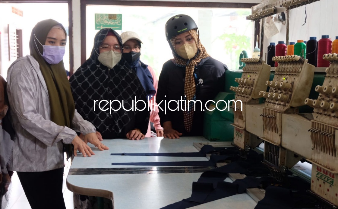 KUNJUNGAN - Ketua TP PKK Sidoarjo, Ny Sa'adah Ahmad Muhdlor (Ning Sasha) mengunjungi sentra Usaha Mikro Kecil dan Menengah (UMKM) Desa Tebel, Kecamatan Gedangan, Sidoarjo, Sabtu (27/11/2021). 