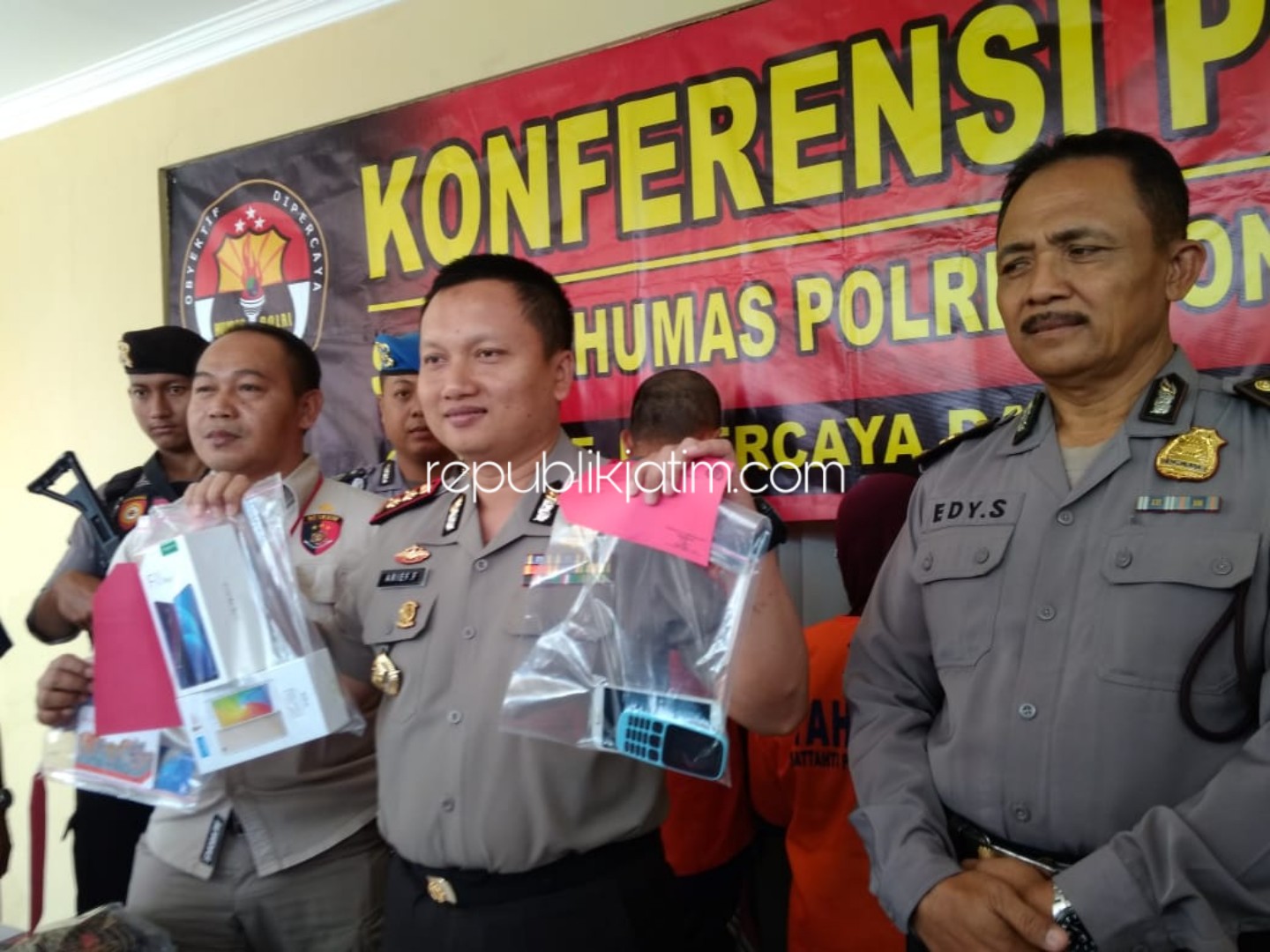 BUKTI - Kapolres Ponorogo, AKBP Arief Fitrianto menunjukkan pasutri tersangka kasus penipuan dan barang buktinya saat jumpa pers, Rabu (27/11/2019).