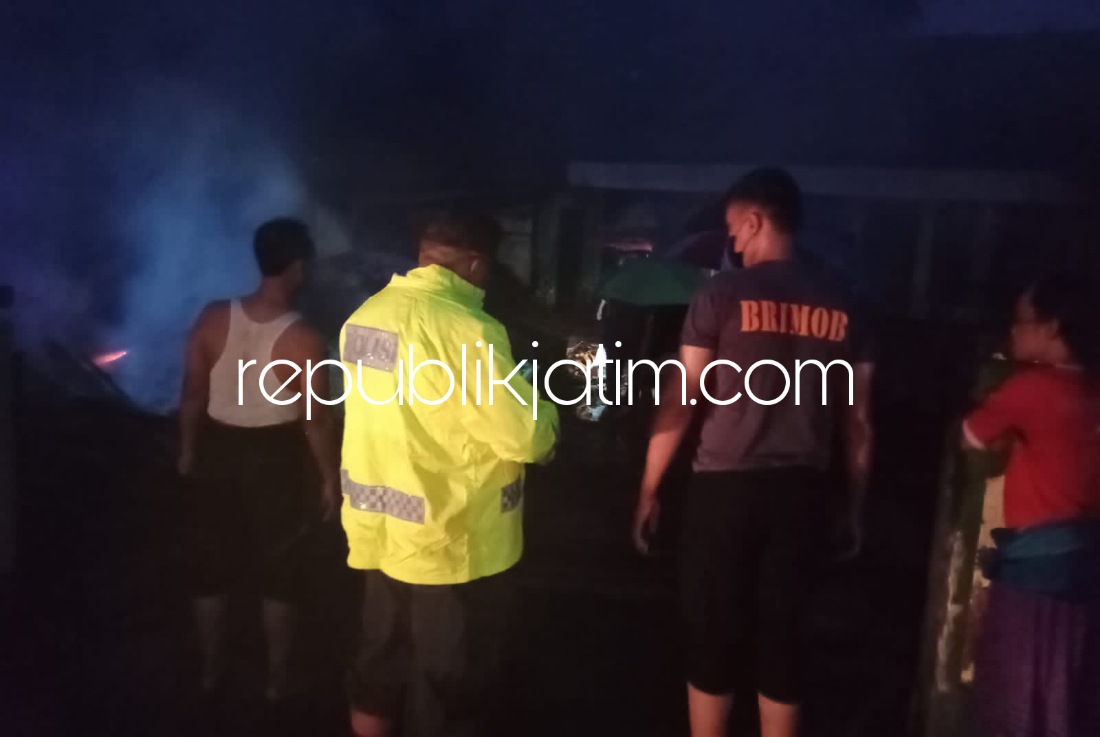 KEBAKARAN - Tumpukan kayu jati milik Mebel Jati Luhur di JL Mayjen Sutoyo, Kelurahan Patihan Wetan, Kecamatan Babadan, Ponorogo ludes terbakar karena tersambar petir, Sabtu (27/11/2021) malam. 