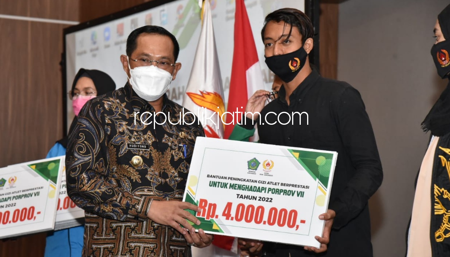 BANTUAN - Pj Bupati Sidoarjo, Hudiyono menyerahkan bantuan untuk para atlet berprestasi dalam Musyawarah Olahraga Kabupaten (Musorkab) KONI Sidoarjo di Aston Hotel Sidoarjo, Jumat (27/11/2020) malam.