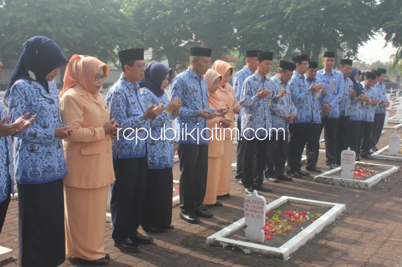 ZIARAH - Sekda Sidoarjo, Ahmad Zaini memimpin ziarah anggota Korpri dan Dharma Wanita ke TMP Sidoarjo, Rabu (28/11/2018).