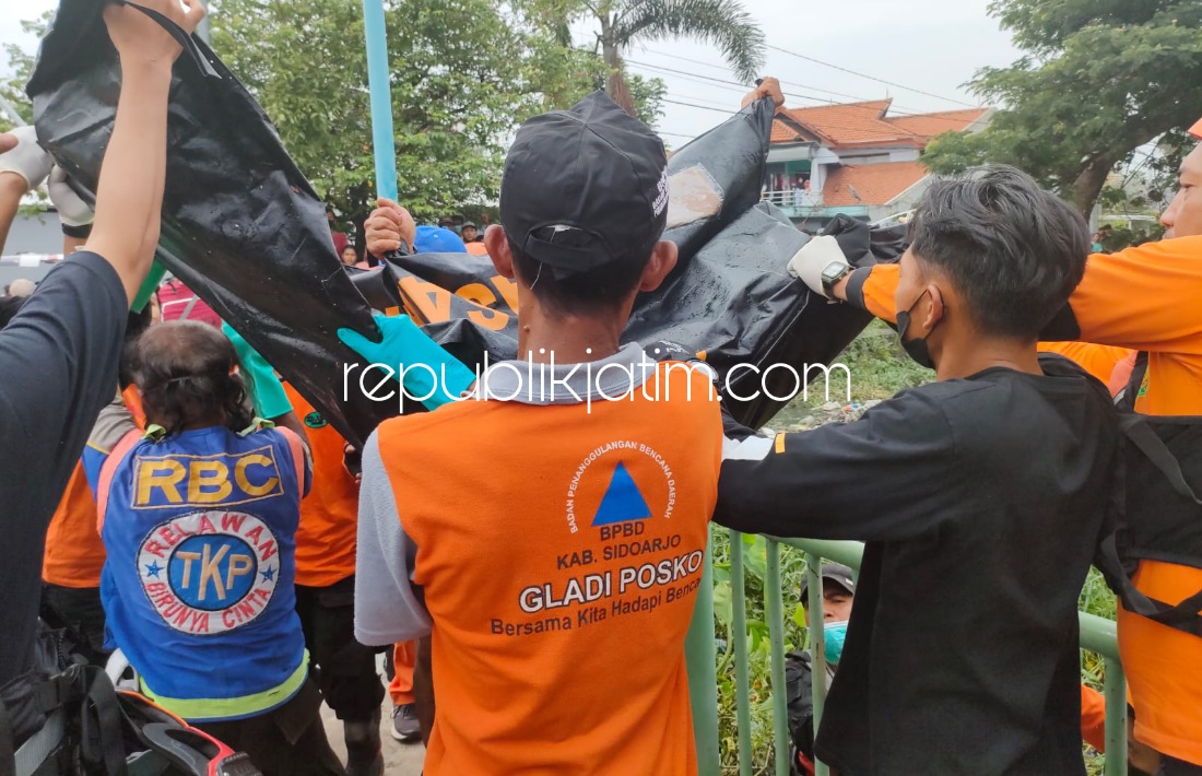 DITEMUKAN - Nugroho Santoso (8) warga perumahan Taman Pondok Legi Block C Nomor 11 Desa Pepelegi, Kecamatan Waru, Sidoarjo yang tenggelam di sungai ditemukan di Sungai Pepelegi, Minggu (28/11/2021).