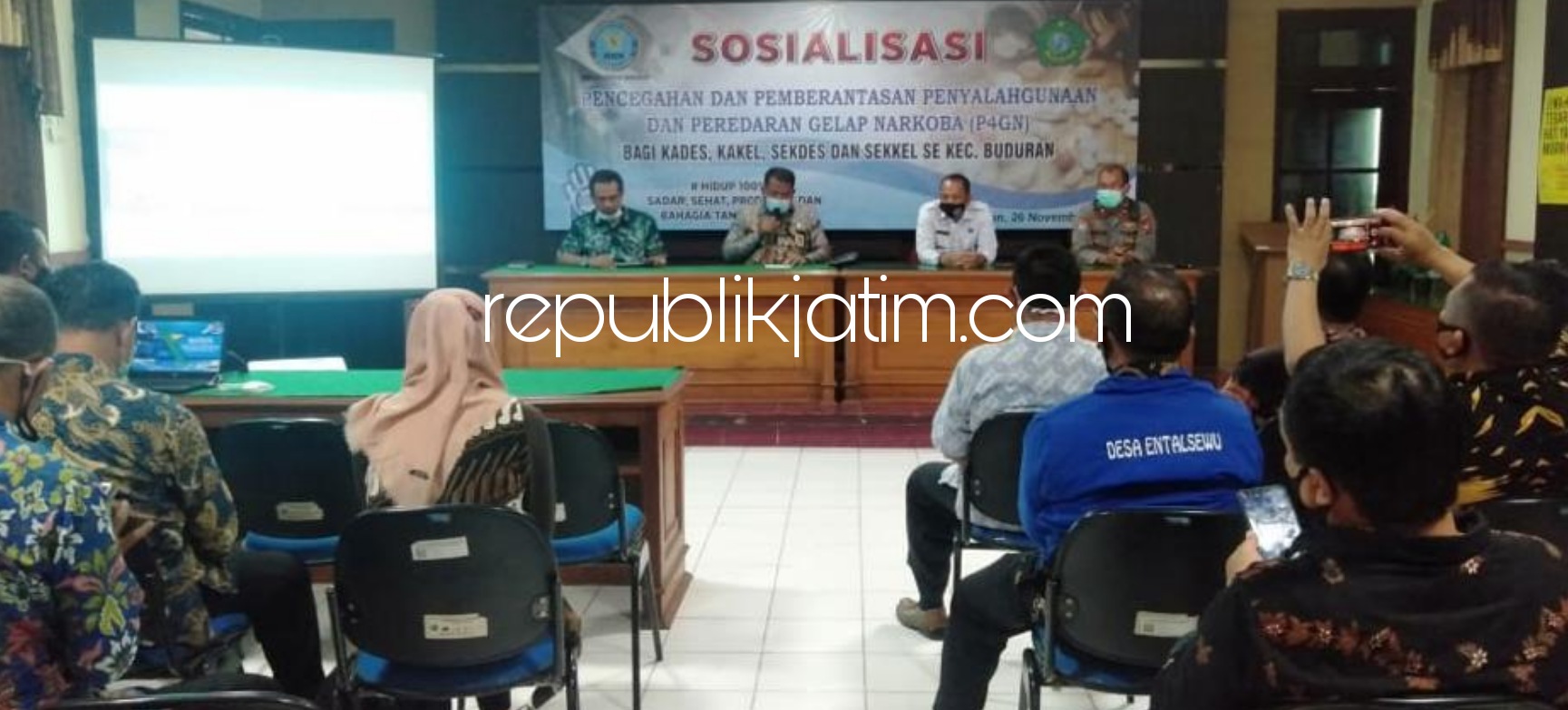 SOSIALISASI - Kepala BNN Sidoarjo, AKBP Toni Sugiyanto mengajak perangkat desa Kecamatan Buduran mensosialisasikan Pencegahan, Pemberantasan Penyalahgunaan dan Peredaran Gelap Narkoba (P4GN) di Kecamatan Buduran, Kamis (26/11/2020) malam.