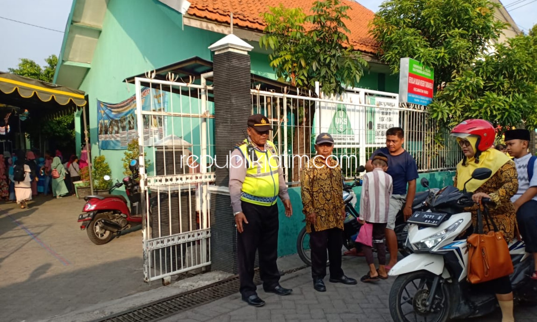SIAGA - Sejumlah anggota Polresta Sidoarjo bersiaga di sejumlah sekolah sejak adanya isu penculikan anak kemarin. Namun hasilnya polisi memastikan isu penculikan anak itu hoax.