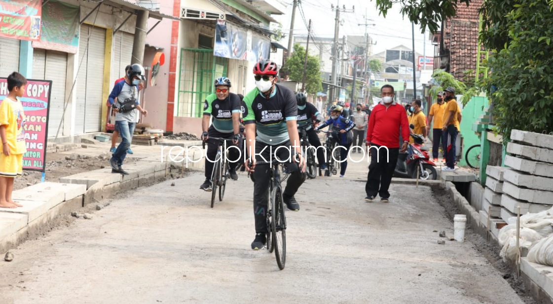 GENJOT - Bupati Sidoarjo, Ahmad Muhdlor Ali (Gus Muhdlor) ketika mendatangi lokasi proyek betonisasi di Desa Sugihwaras, Kecamatan Candi, Sidoarjo, Minggu (28/11/2021). 