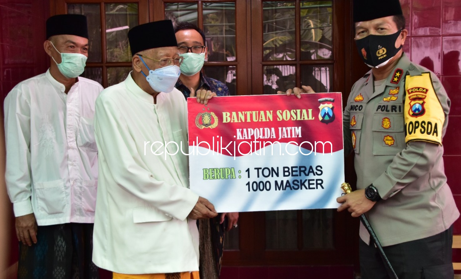 SILATURRAHMI - Kapolda Jatim Irjen Pol Nico Afinta bersilaturahmi ke Ketua Majelis Ulama Indonesia (MUI) Jatim, KH Abdussomad Buchori sambil menyerahkan bantuan 1 ton beras dan 1.000 masker, Sabtu (28/11/2020).
