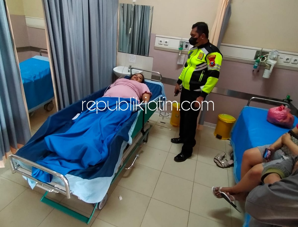 KORBAN - Korban kecelakaan Erla Wika Andrevila (43) warga Dusun Plumpung, Desa Bakungpringgondani, Kecamatan Balongbendo, Sidoarjo dirawat di rumah sakit bersama petugas laka lantas Polsek Balongbendo, Sabtu (27/11/2021).