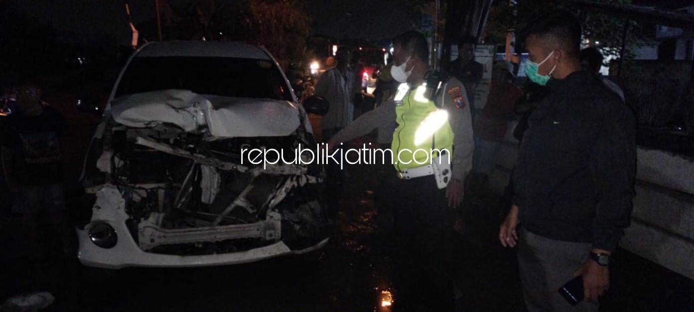 TKP - Kondisi mobil Toyota Avanza yang dikemudikan M Irfan (41) warga Desa Jambangan, Kecamatan Candi yang ringsek usai ditabrak KA Bima jurusan Surabaya - Jakarta di Dusun Kasak, Desa Terungkulon, Kecamatan Krian, Sidoarjo, Sabtu (27/11/2021) malam.