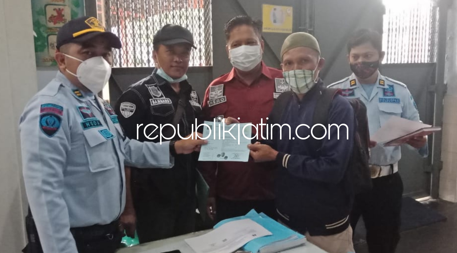 BEBAS - Pembebasan napiter di Lapas Kelas 1 Surabaya di Porong, Kasim Khow kasus pengiriman amunisi ke Poso warga Weilikut, Kabupaten Buru Selatan ke tempat tinggal sementara di Dusun/Desa Tenggulun, Kecamatan Selokuro, Lamongan, Sabtu (28/11/2020).