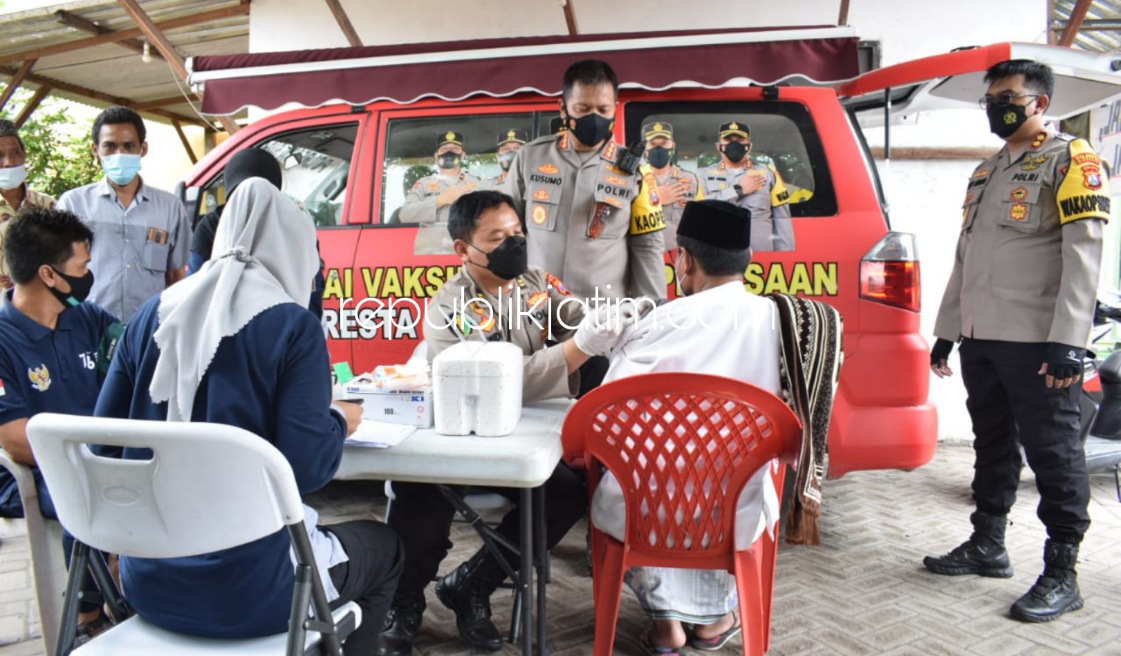 VAKSIN - Kapolresta Sidoarjo Kombes Pol Kusumo Wahyu Bintoro memantau proses pemungutan suara Pemilihan Kepala Desa (Pilkades) Prasung, Kecamatan Buduran, Sidoarjo sekaligus menyediakan vaksin bagi warga, Minggu (28/11/2021). 