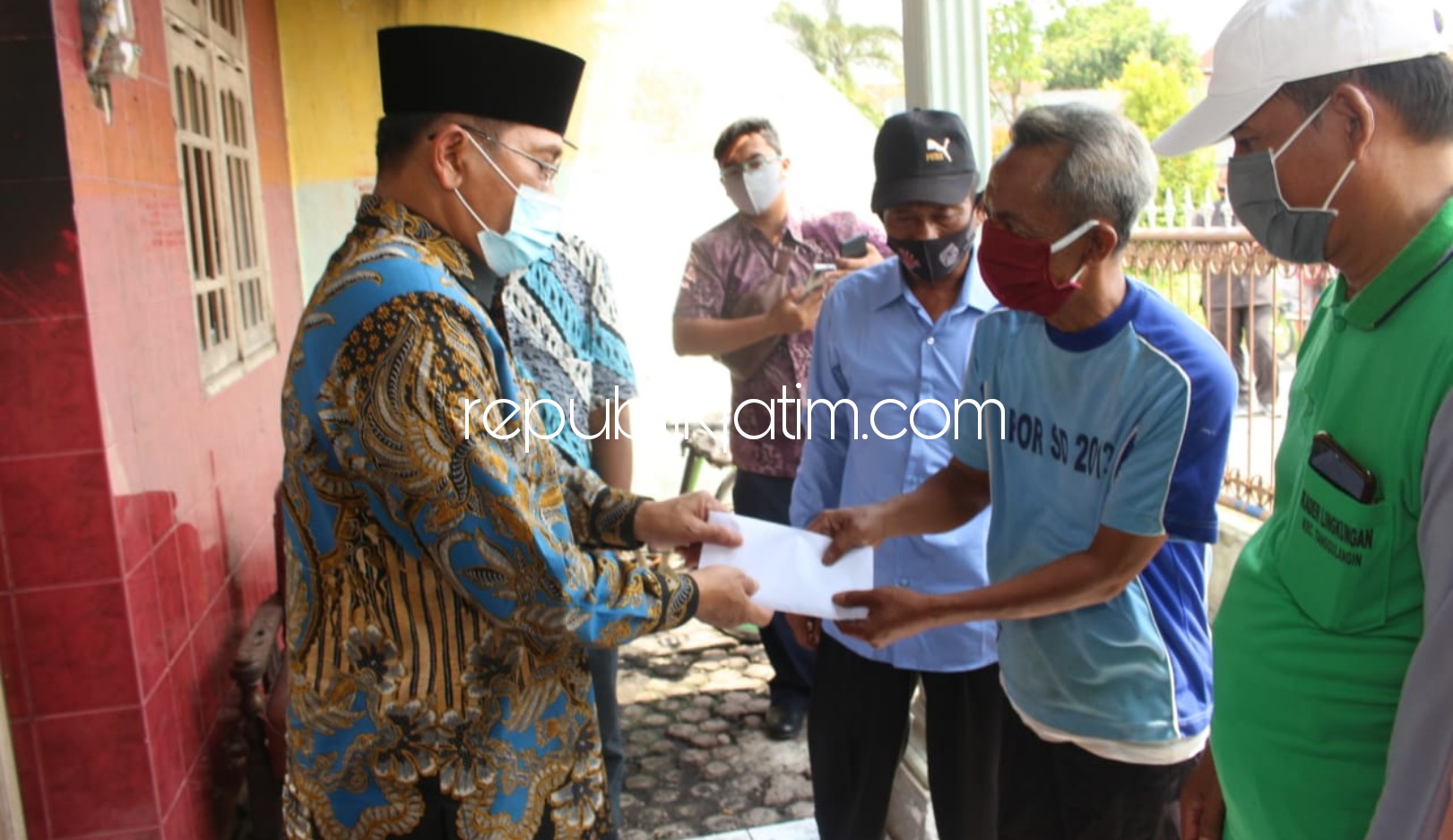 KORBAN - Pj Bupati Sidoarjo, Hudiyono merasa prihatin atas kebakaran yang meluluhlantakkan bangunan rumah Tukliful Miad warga Desa Putat, Kecamatan Tanggulangin, Sidoarjo yang diduga akibat obat nyamuk bakar, Sabtu (28/11/2020).