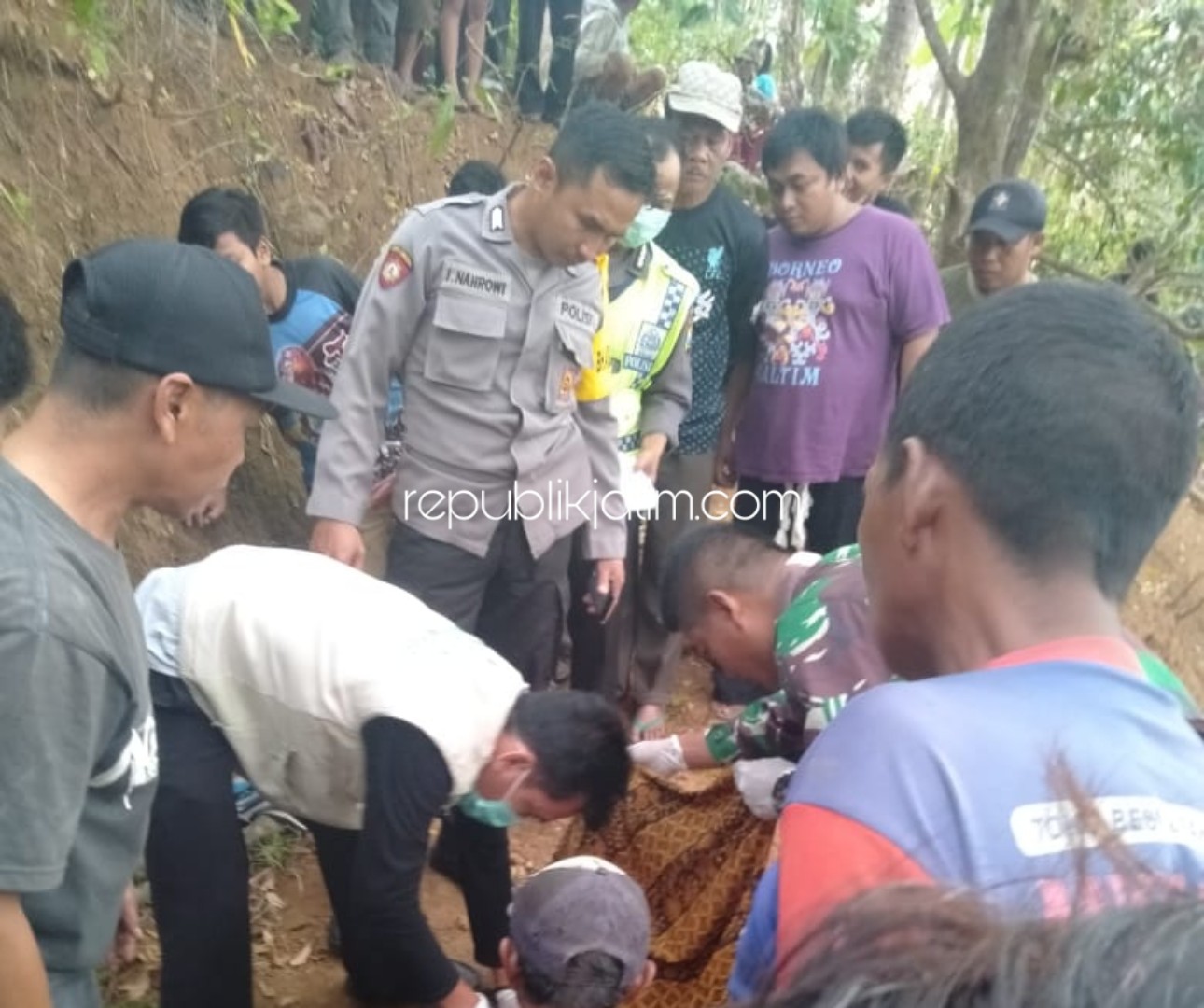 EVAKUASI - Sejumlah petugas mengevakuasi jenazah Sutarnu (63) yang meninggal dunia usai terjatuh dari pohon cengkeh saat memotong ranting kering di Dusun Kranggan, Desa Jurug, Kecamatan Sooko, Ponorogo, Rabu (27/11/2019).