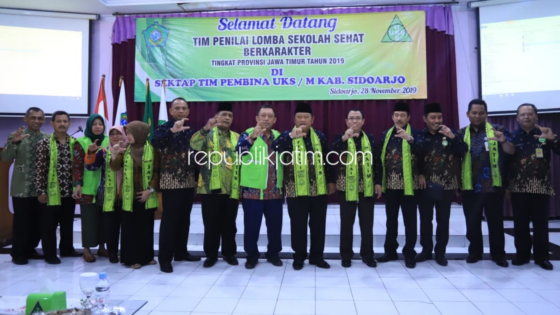 BERKARAKTER - Tim penilai Lomba Sekolah Sehat Berkarakter (lomba UKS/M) Propinsi Jatim menilai SDN Sedati Gede 2 dan SMPN 1 Gedangan singgah di Sekretariat Tetap UKS Sidoarjo di kantor Dinas Pendidikan dan Kebudayaan Pemkab Sidoarjo, Kamis (28/11/2019).