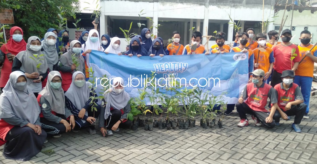 TANAM - Siswa dan siswi SMP Al Muslim JL Raya Wadungasri, Kecamatan Waru, Sidoarjo menaman bibit pohon buah dalam pot diletakkan di sekitar aula untuk menambah penghijauan yang ada sekolah dalam program Healthy Day, Sabtu (27/11/2021).