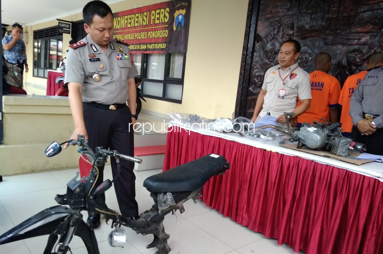 CURIAN - Kapolres Ponorogo, AKBP Arief Fitrianto menunjukkan barang bukti motor dan onderdil curian saat jumpa pers, Rabu (27/11/2019).