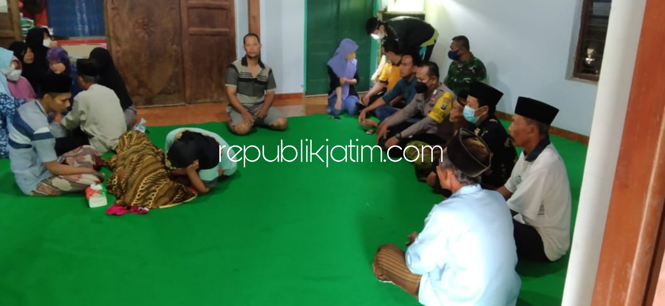 TENGGELAM - Petugas saat olah TKP di lokasi tenggelamnya Akmal Abidzar Firdaus (7) siswa kelas 1 SD putra Wiji Kuswanto (47) warga Dusun Teleng, Desa Maguwan, Kecamatan Sambit, Ponorogo, Minggu (28/11/2021).