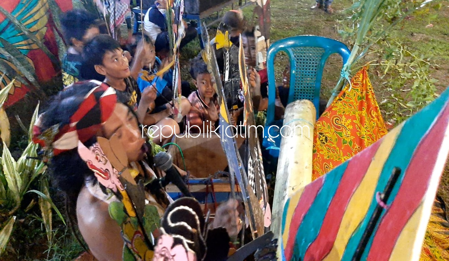 GELARAN - Salah satu pentas wayang edukasi Blang-Bleng dalam pagelaran seni budaya Lan Dolanan di Taman Edukasi Kampung Bambu Desa Seketi, Kecamatan Balongbendo, Sidoarjo Sabtu (28/11/2020) malam. 