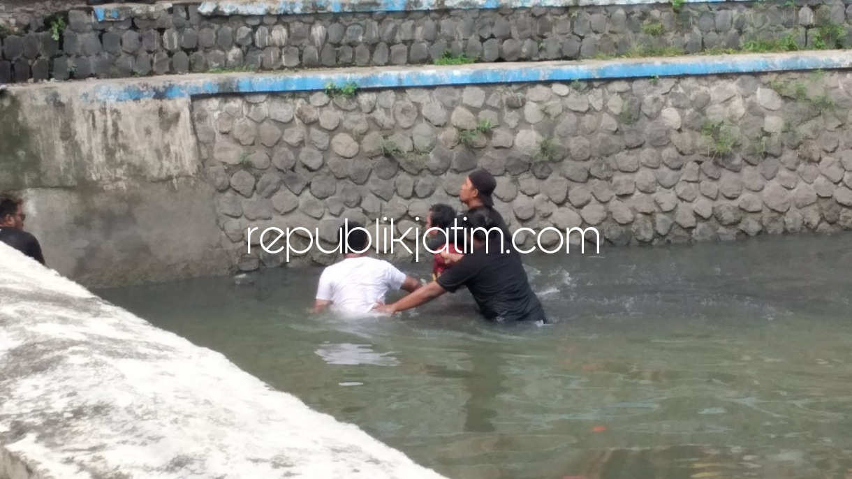 JEBUR - Tim Satuan Resnarkoba, Polresta Sidoarjo mencebur ke Sungai di Jalan Gajah Mada Sidoarjo untuk menangkap bandar narkoba yang kabur saat digerebek, Senin (29/11/2021).