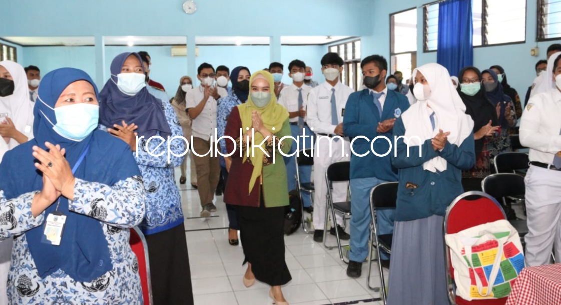 GENRE - Bunda GenRe Kabupaten Sidoarjo, Ny Sa'adah Ahmad Muhdlor (Ning Sasha) saat memberikan pembekalan kepada para Duta GenRe di Prodi Keperawatan, Sidoarjo, Senin, (29/11/2021). 