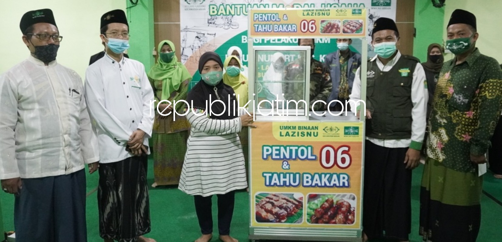BANTUAN - Salah seorang warga nahdliyin Krian mendapatkan bantuan uang atau gerobak (rombong) untuk UMKM dari Laziznu Krian di Aula MWC NU, Sabtu (28/11/2020).