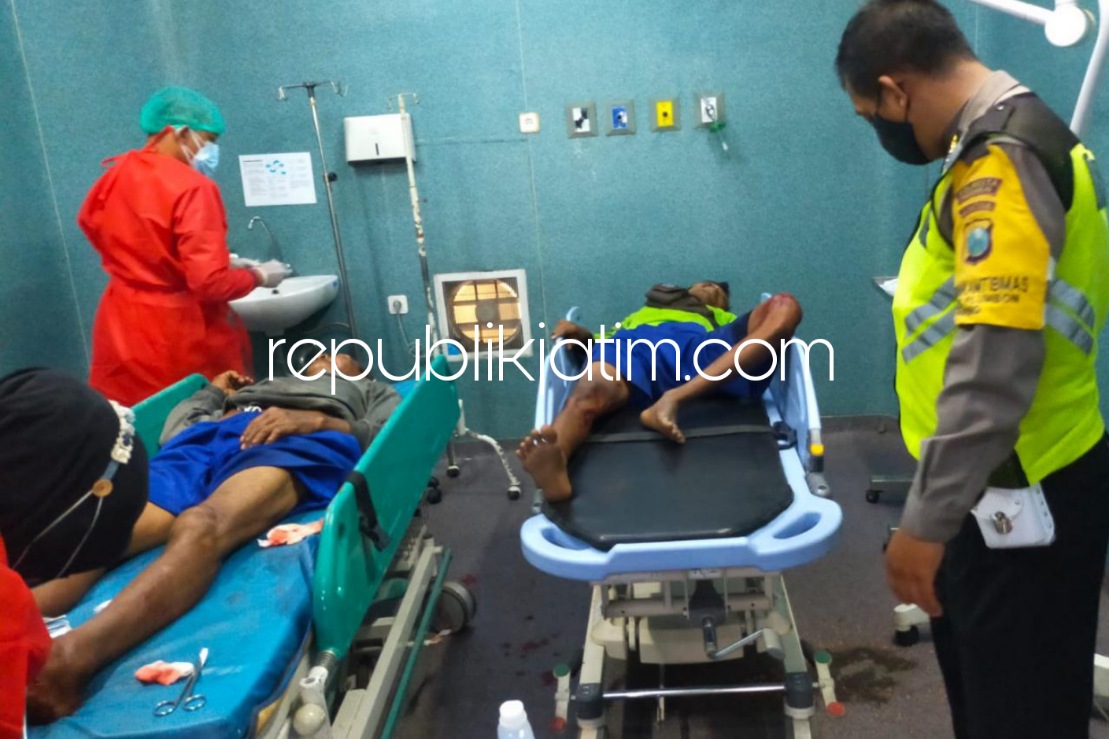 DIRAWAT - Para korban kecelakaan terluka saat menjalani perawatan medis di RS Bhayangkara Pusdik Gasum Porong, Senin (29/11/2021). 
