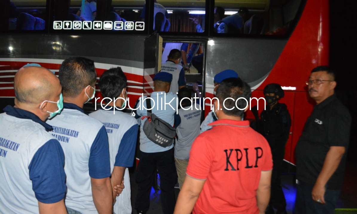PINDAH - Kanwil Kemenkumham Jatim memindahkan 34 Warga Binaan Pemasyarakatan (WBP) risiko tinggi ke Lapas Super Maximum Security di Nusa Kambangan, Minggu (28/11/2021) malam.