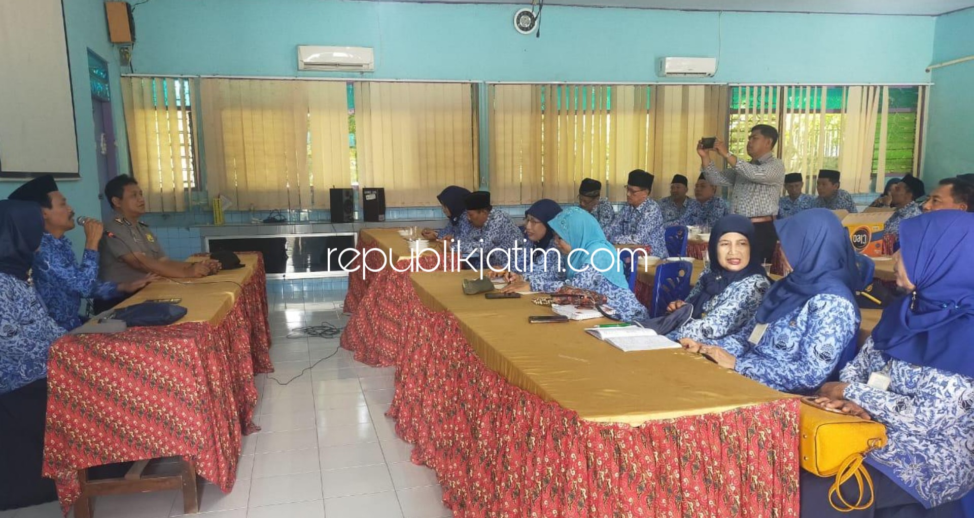 SOSIALISASI - Kapolsek Balongbendo, Kompol Sugeng Purwanto menggelar sosialisasi isu penculikan anak hoax di wilayahnya, Jumat (29/11/2019).
