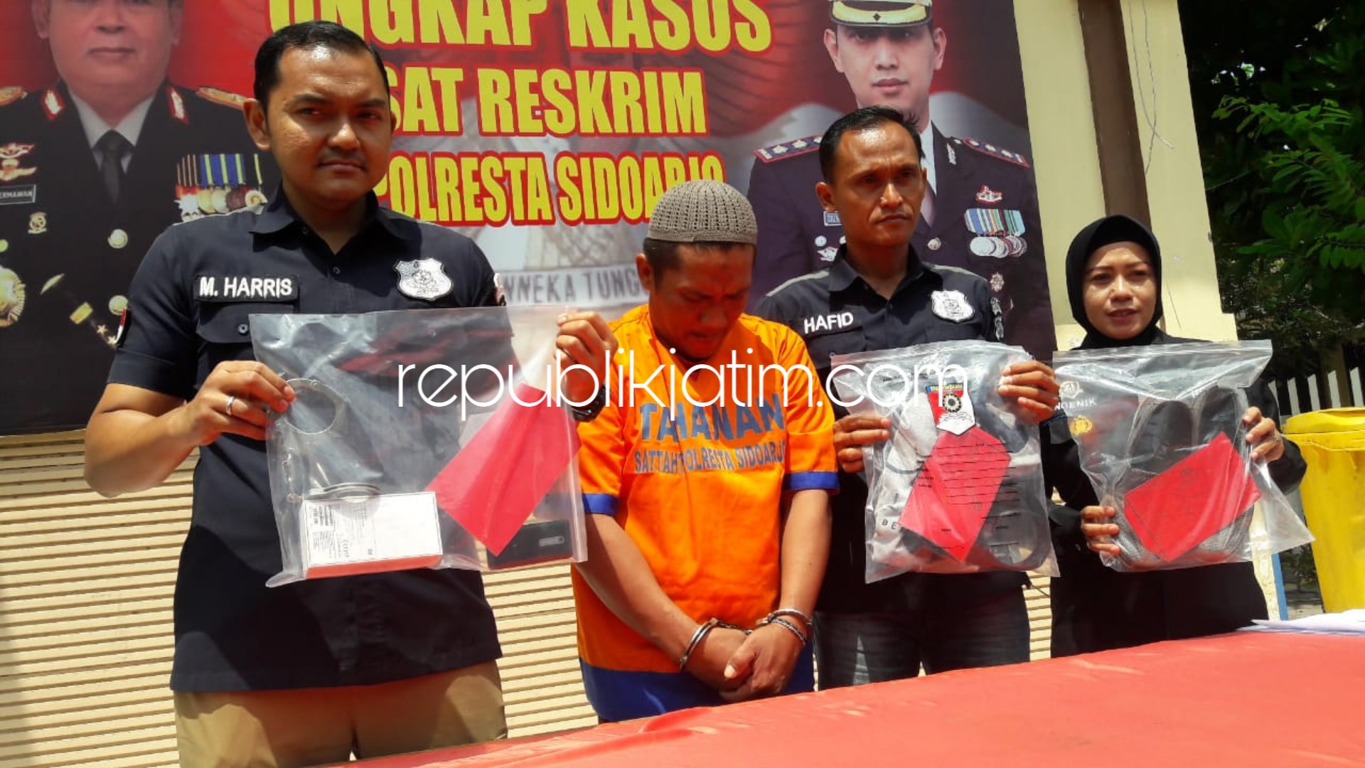 RESIDIVIS - Tersangka kasus penipuan dan penggelapan, Karnoto (44) warga Kelurahan Gempolsampurno, Kecamatan Porong, Sidoarjo dipamerkan bersama barang buktinya di Polresta Sidoarjo, Kamis (29/11/2018).