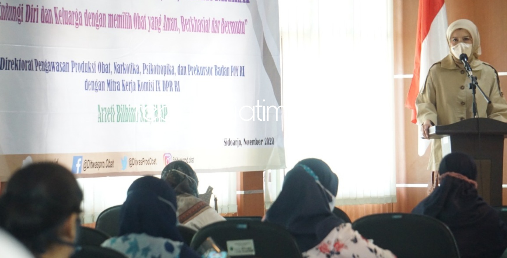 SOSIALISASI - Anggota Komisi IX DPR RI, Arzeti Bilbina menggandeng BPOM mengedukasi masyarakat mengenai pentingnya pengawasan obat dan makanan dalam reses anggota DPR RI Dapil I Surabaya-Sidoarjo di kantor Bakesbangpol Pemkab Sidoarjo kemarin.