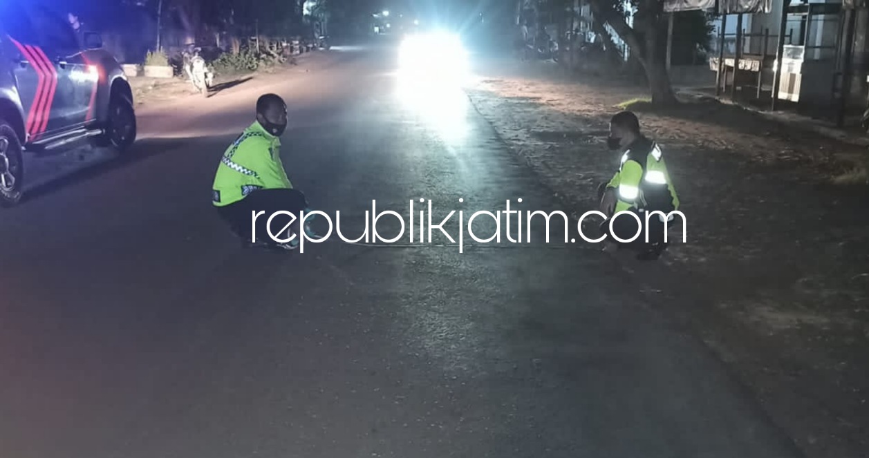 TERJUN - Mobil Mitsubishi Kuda bernopol AE 1951 VC yang dikemudikan Joko Purnomo warga Jember yang berusaha kabur usai menabrak pemotor si Kecamatan Kauman hingga tertangkap saat mobil terjun ke sungai Balong, Ponorogo, Selasa (30/11/2021) dini hari. 