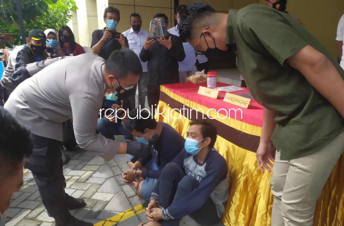 PENGEDAR - Dua kurir penjualan sabu-sabu AS dan I warga Surabaya yang kos di Kelurahan Lemahputro, Kecamatan Sidoarjo ditangkap tim Satuan Resnarkoba, Polresta Sidoarjo usai kabur masuk sungai kemarin, Selasa (30/11/2021).
