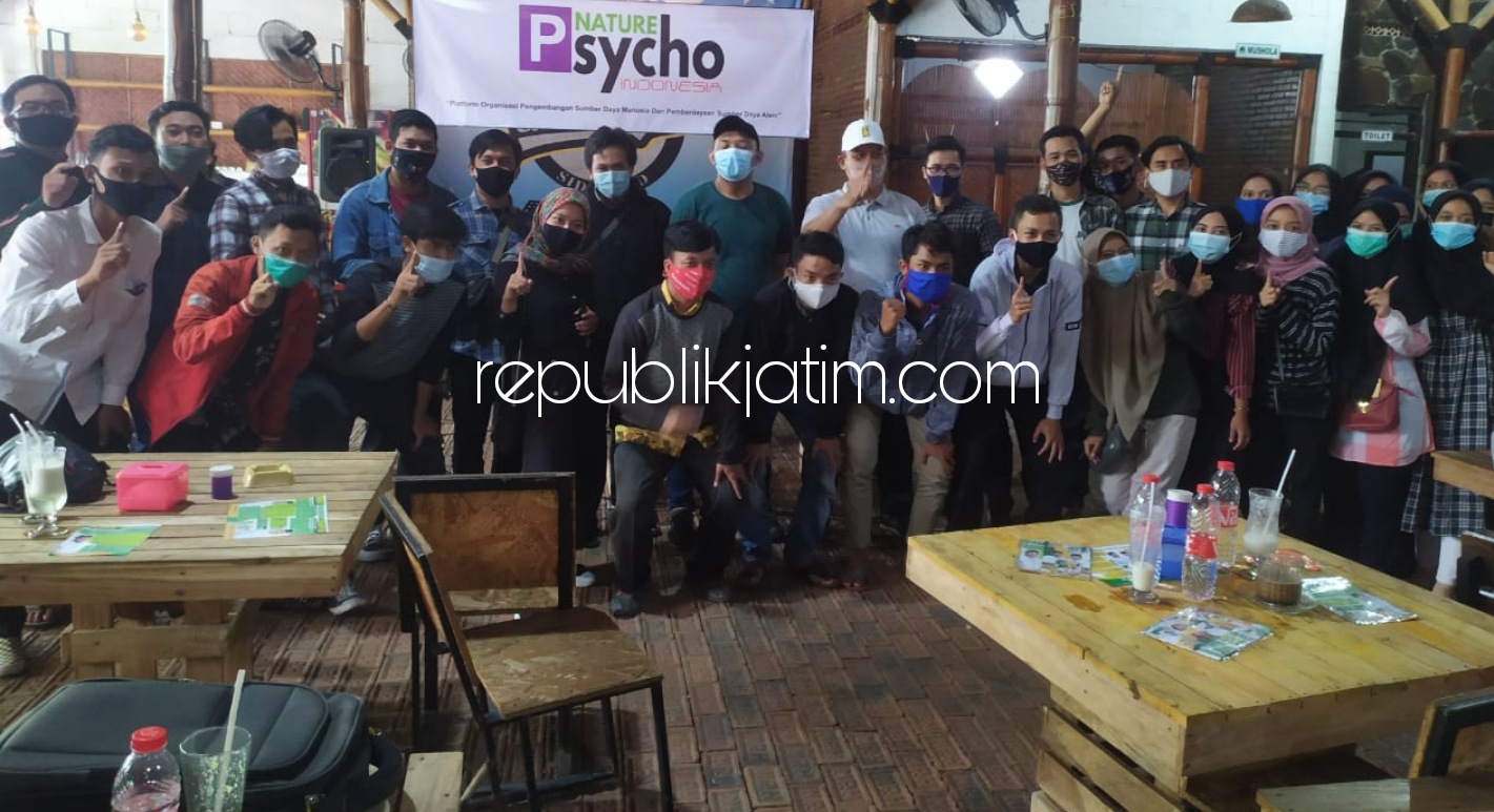 DIALOG - Cabup Sidoarjo, Bambang Haryo Soekartono (BHS) berdialog dengan puluhan milenial pemerhati lingkungan di Cafe Cangkruk Kahuripan Nirvana Village (KNV) Sidoarjo, Senin (30/11/2020).